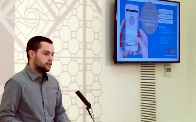 Eloi Cortés, durant la presentació del nou telèfon/ Cedida Ajuntament